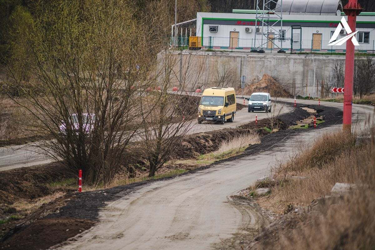 Робітники збудували тимчасову переправу через річку Ірпінь.