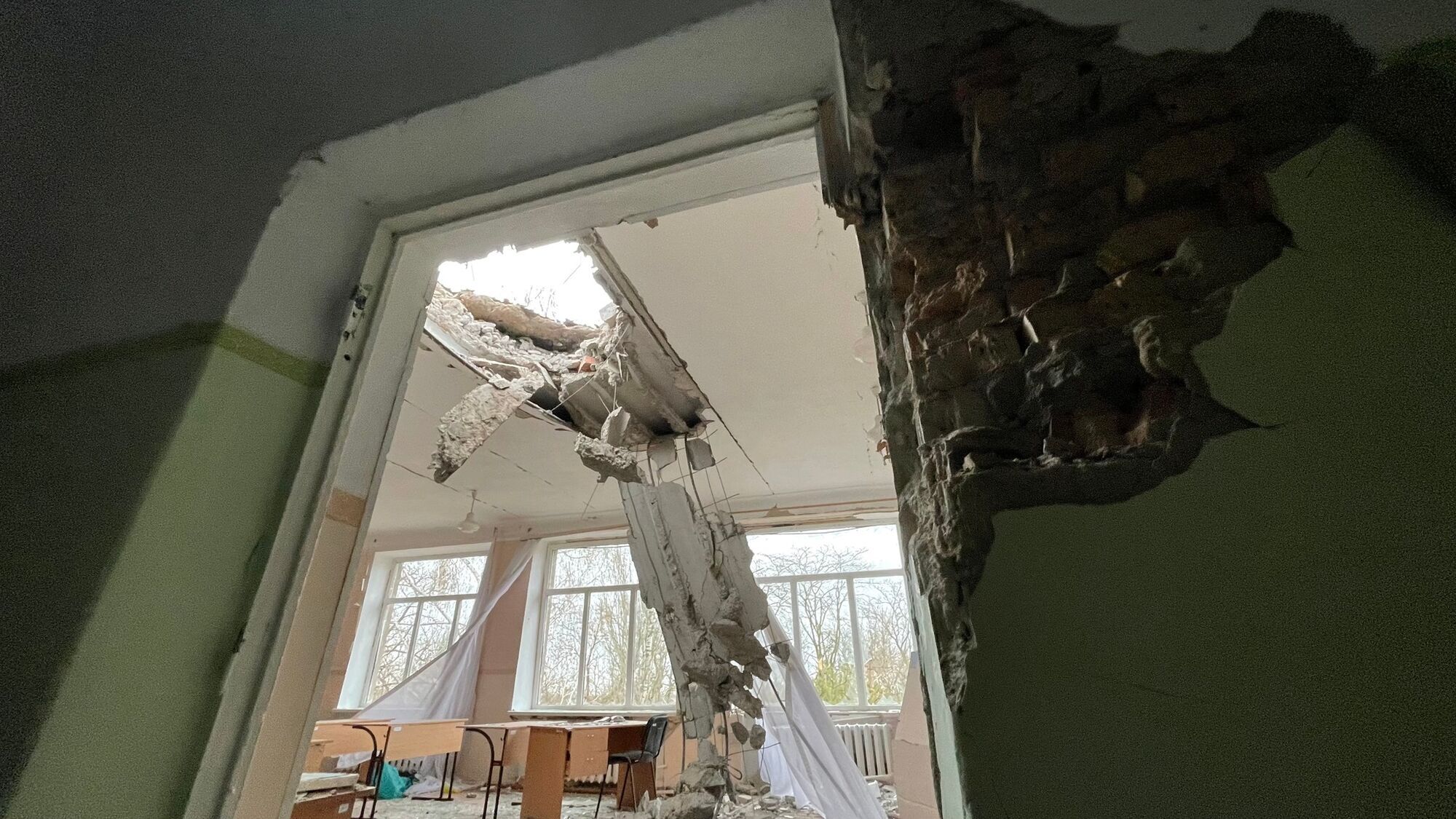 Российские снаряды пробили потолок и выбили окна