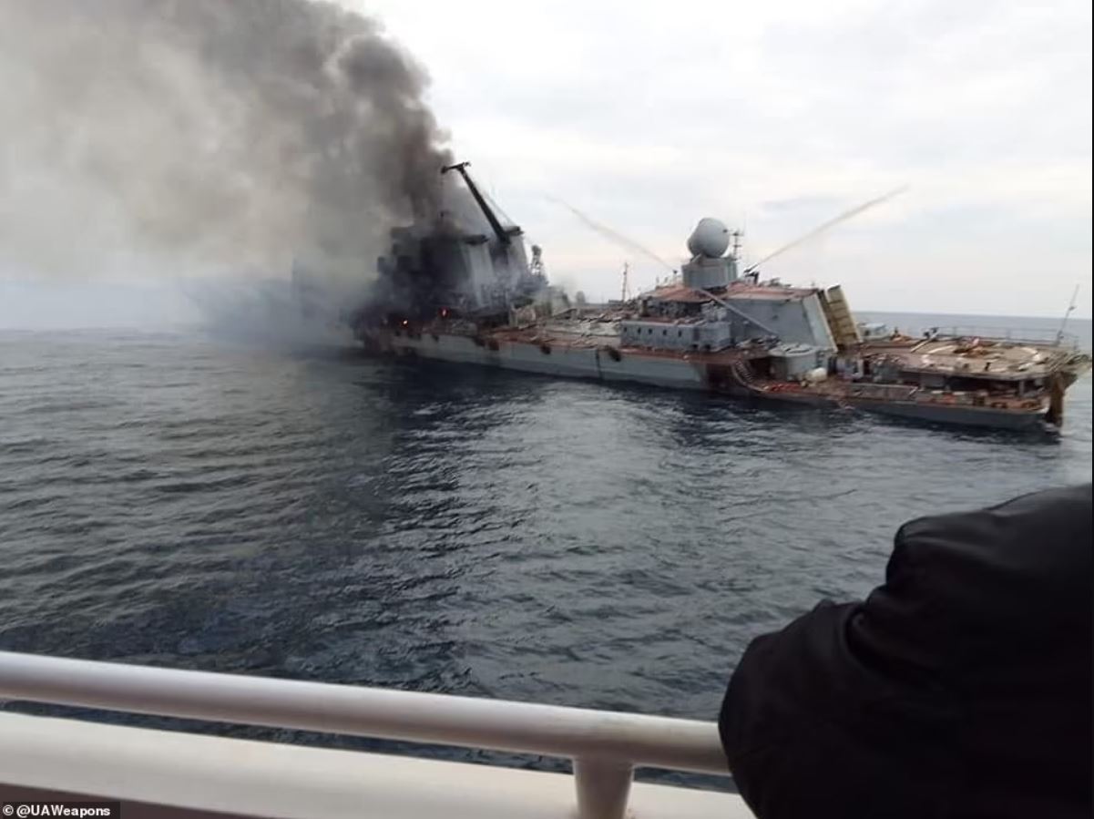 Российский крейсер "Москва" горит