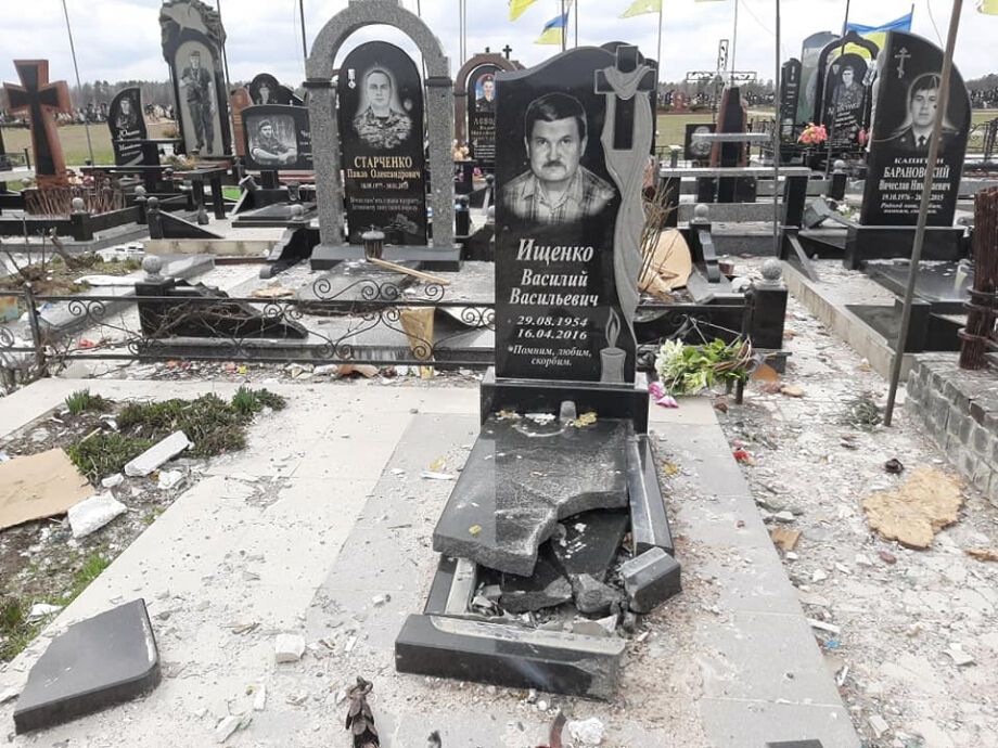 Таких понівечених поховань на кладовищі в Чернігові – чимало