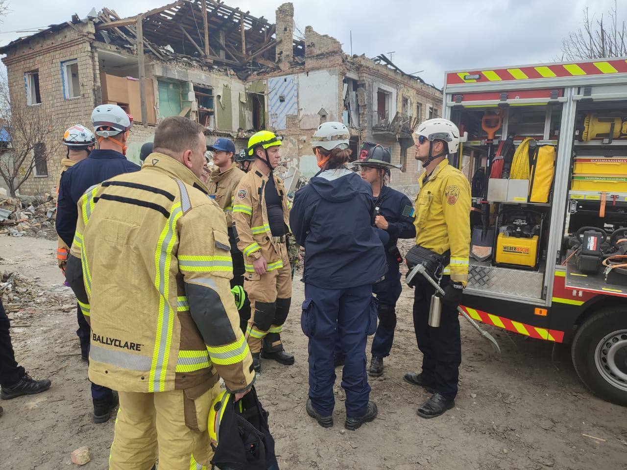 Иностранные спасатели приступили к работе в Бородянке.