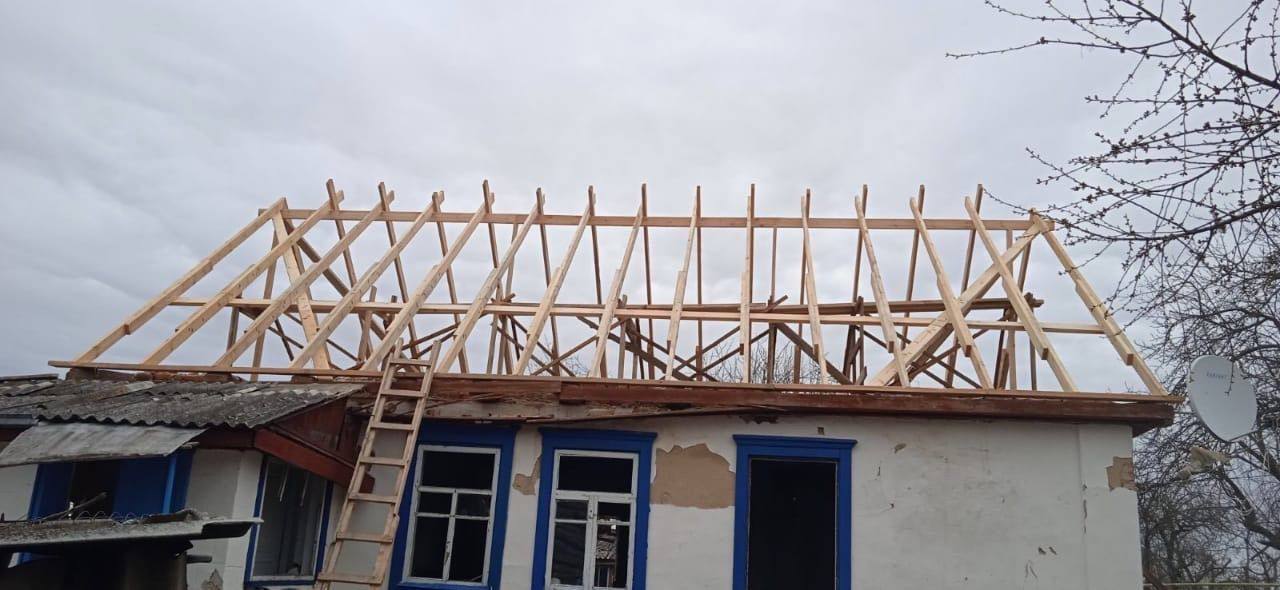 Триває відновлення дахів та покрівель у селах Черняхів, Раківщина, Різня, Малинівка та Юрівка