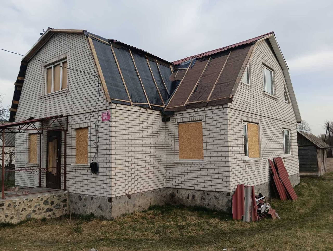 В Овручі та смт Городок, встановлюють вікна у житлових будинках