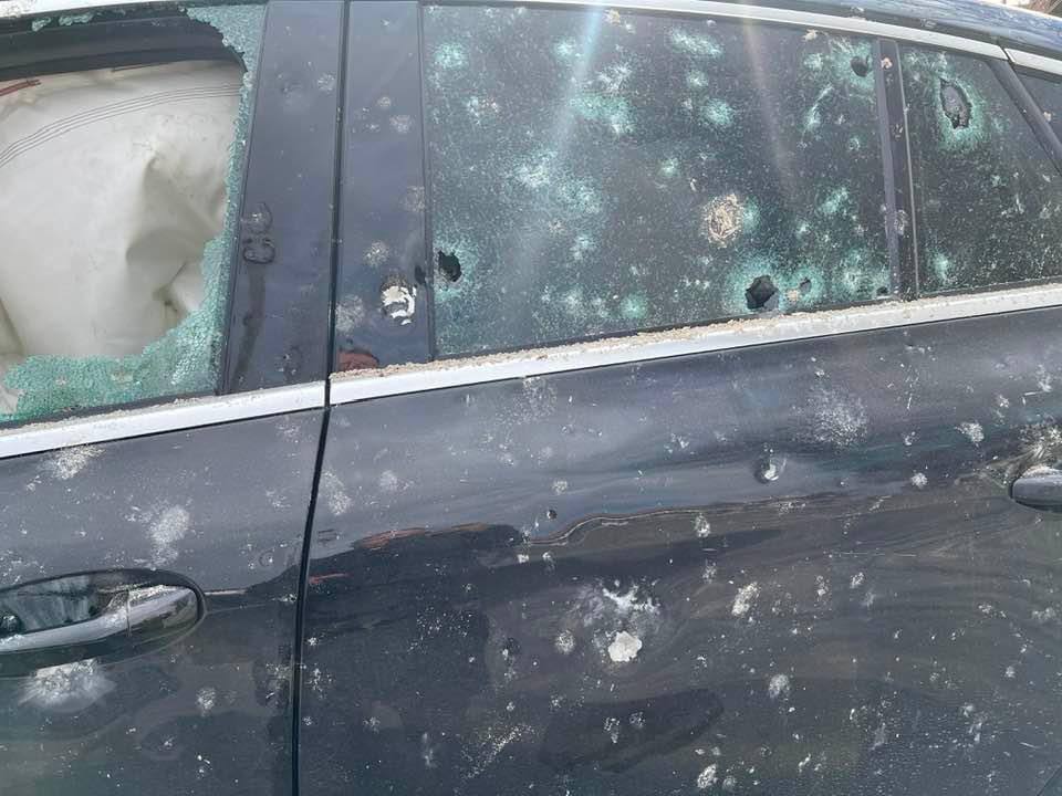 Автомобиль, разбитый в результате ракетных обстрелов Львова