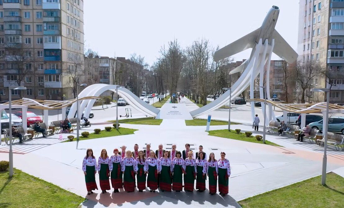 Військові та цивільні колективи виконали пісню "Ой, у лузі червона калина" у Вінниці.