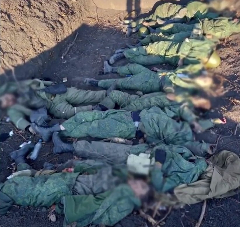 Одна з "братських могил" російських окупантів: такі поховання рашисти вважають достойними для своїх солдатів