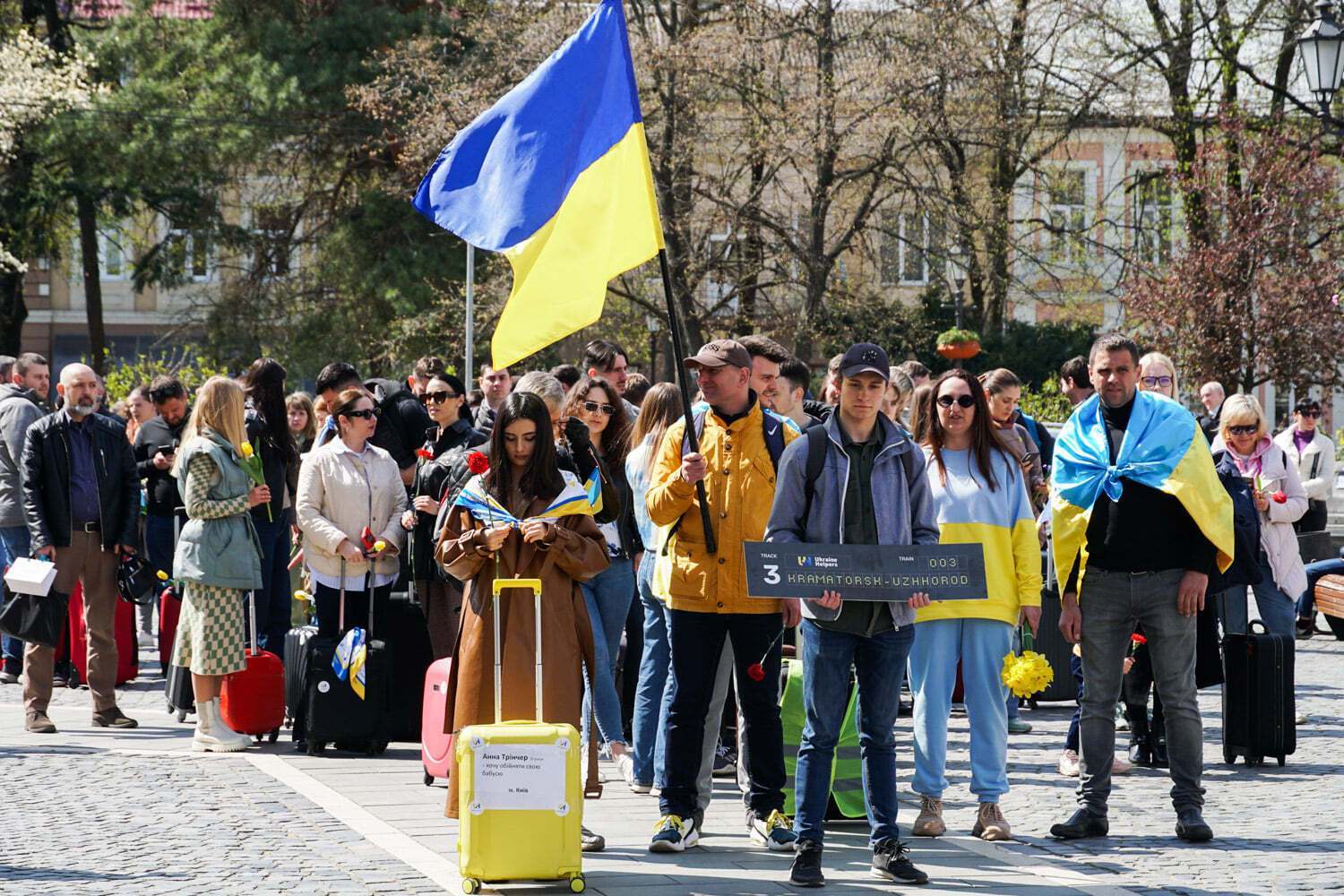 Понад 100 мешканців і гостей міста з валізами та квітами пройшли ходою Ужгородом