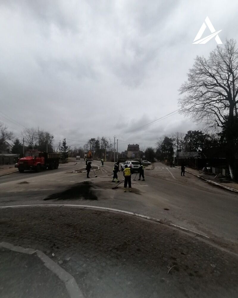 "Укравтодор" начал расчистку улиц Ворзеля на Киевщине. Фото