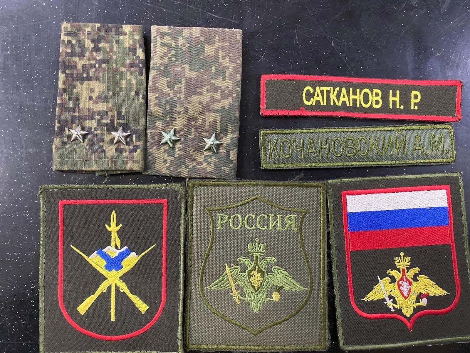 Погоны и нарукавные знаки российских солдат