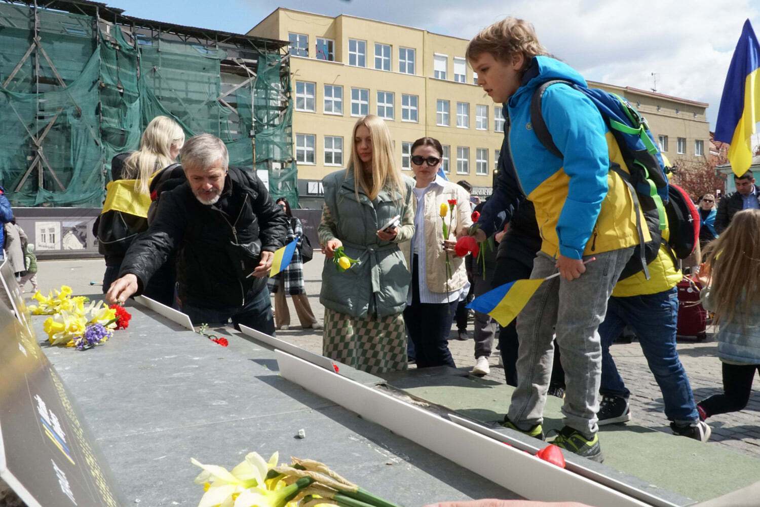 До табличок поклали квіти і вшанували мовчанням тих, чиї валізи залишилися без господарів