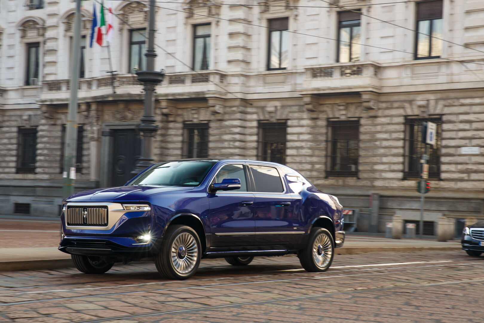 Автомобіль отримав незвичайний за своїм дизайном вигляд, а донором вузлів і агрегатів виступив американський пікап Ram 1500