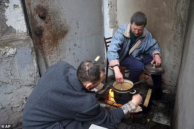 Жители осажденного Мариуполя готовят обед на открытом огне