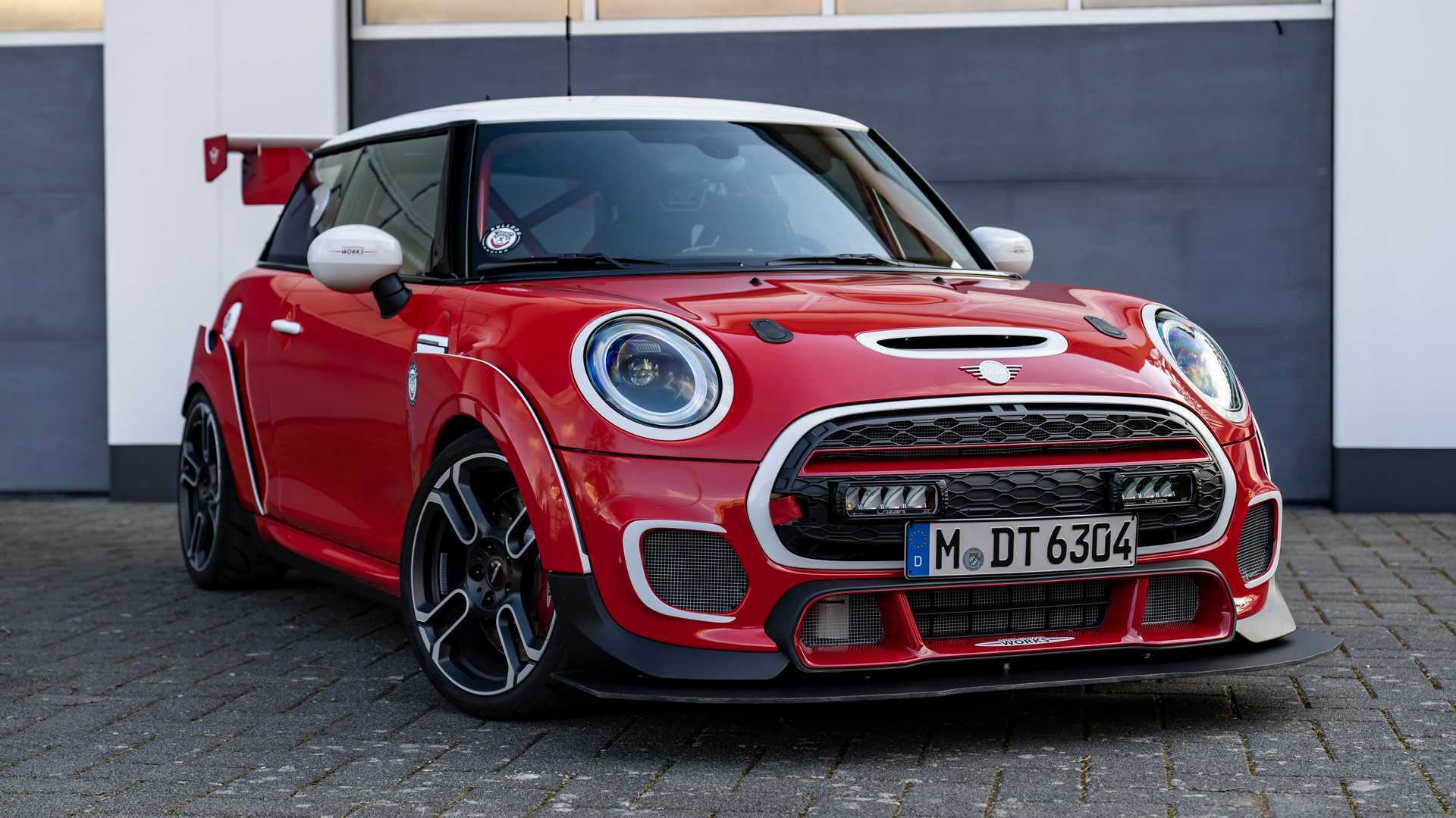 Гоночний Mini JCW оснащений турбованим 4-циліндровим двигуном