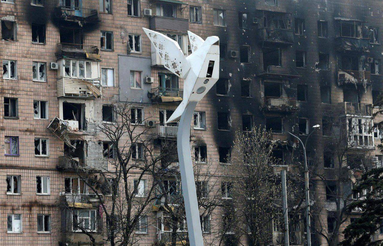 Войска РФ осквернили площадь Свободы и Мира в Мариуполе: фото до и после