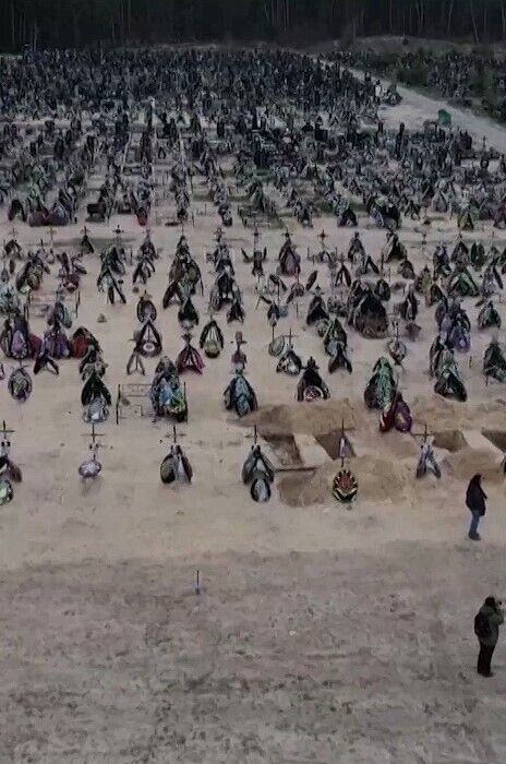 Кладбище с могилами убитых гражданских в Ирпене показали с высоты