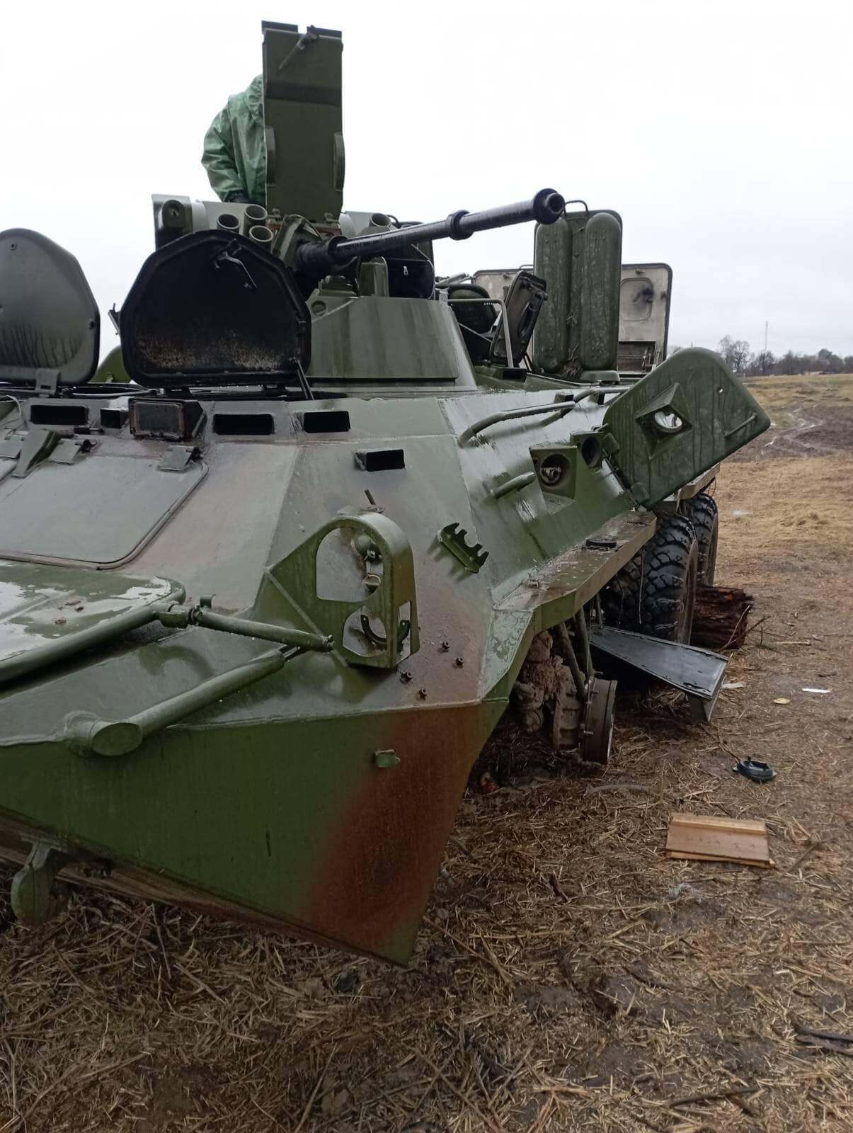 Місцевих жителів застерегли: ворог міг замінувати кинуту техніку та місцевість довкола неї