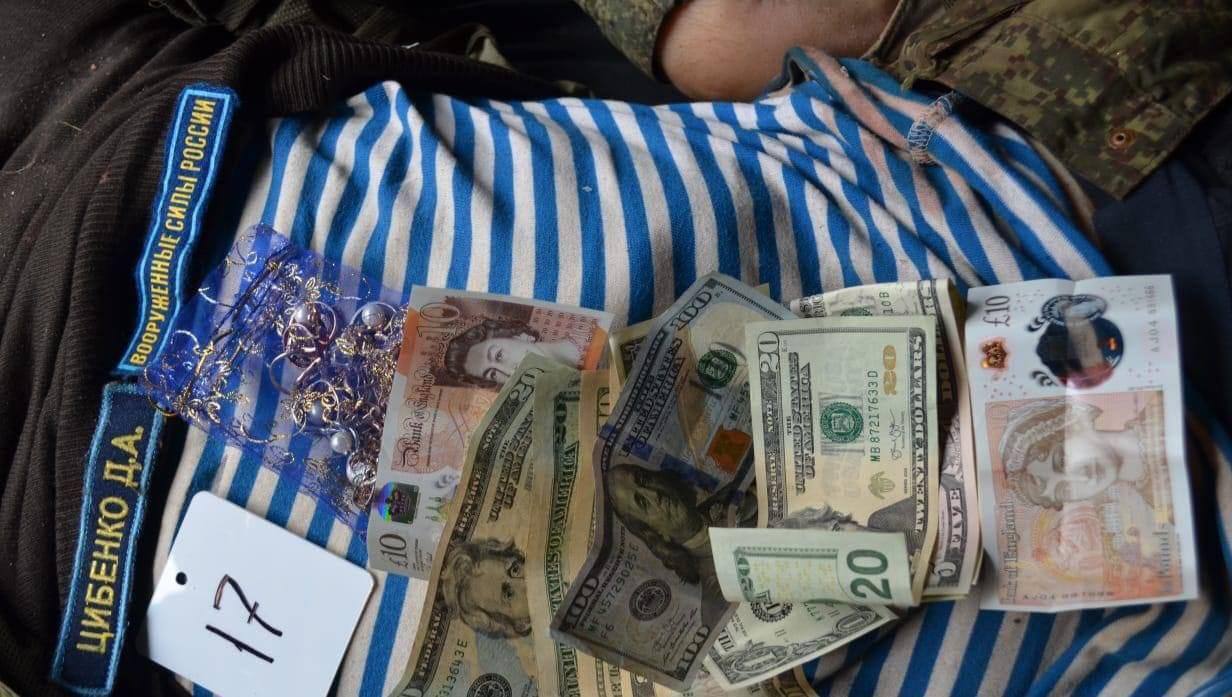 Оккупант украл в Украине деньги и украшения