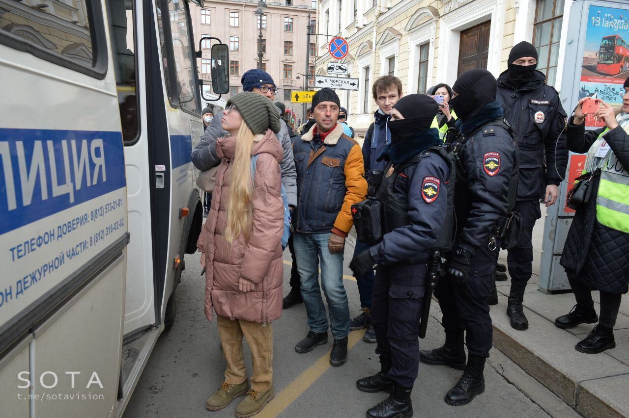 Массовые задержания на антивоенных акциях в России.