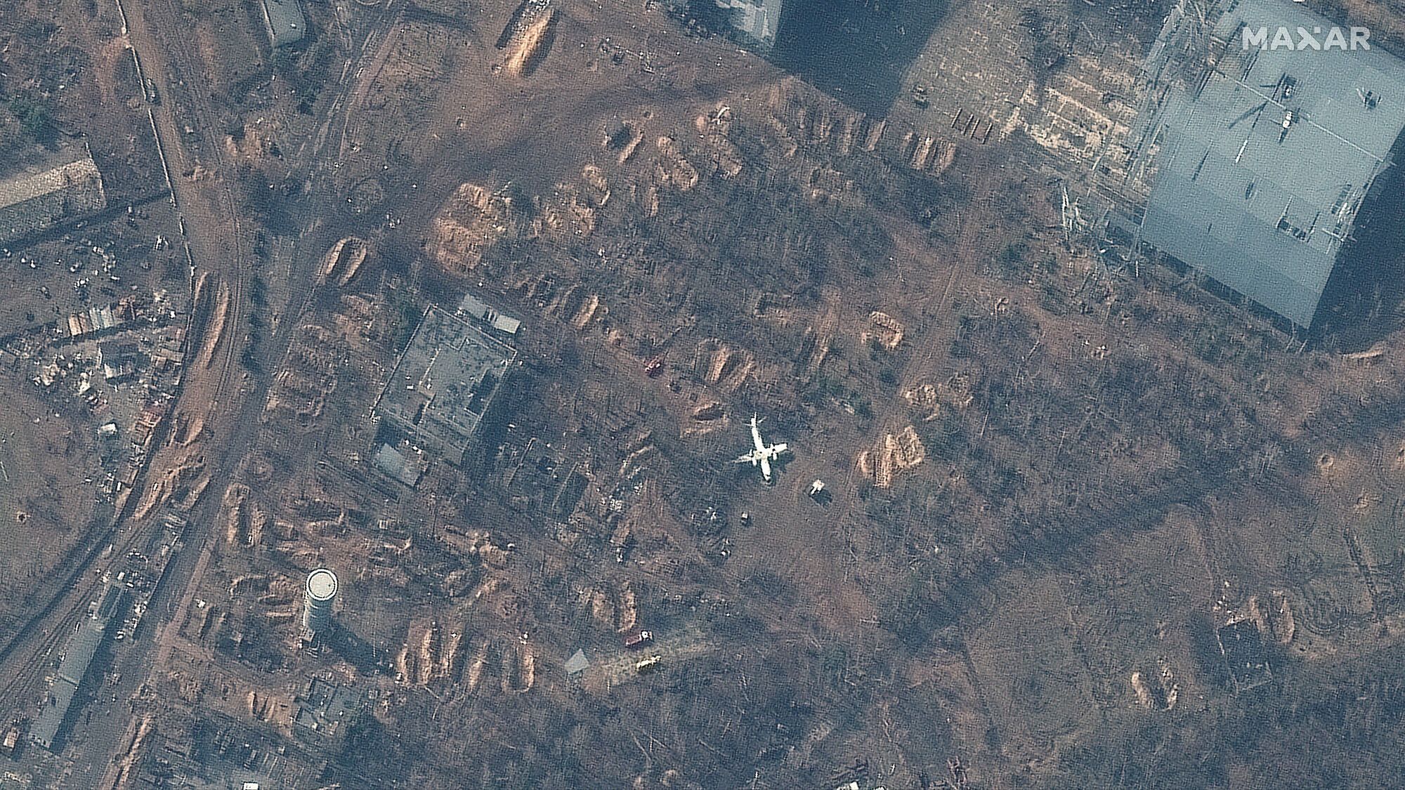 На супутниковому знімку видно порожню огорожу аеропорту "Антонов" у Гостомелі, 31 березня
