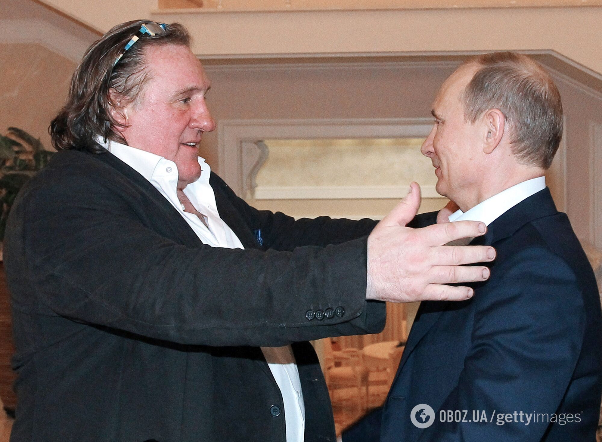 У 2013 році актор прийняв російський паспорт особисто з рук Путіна