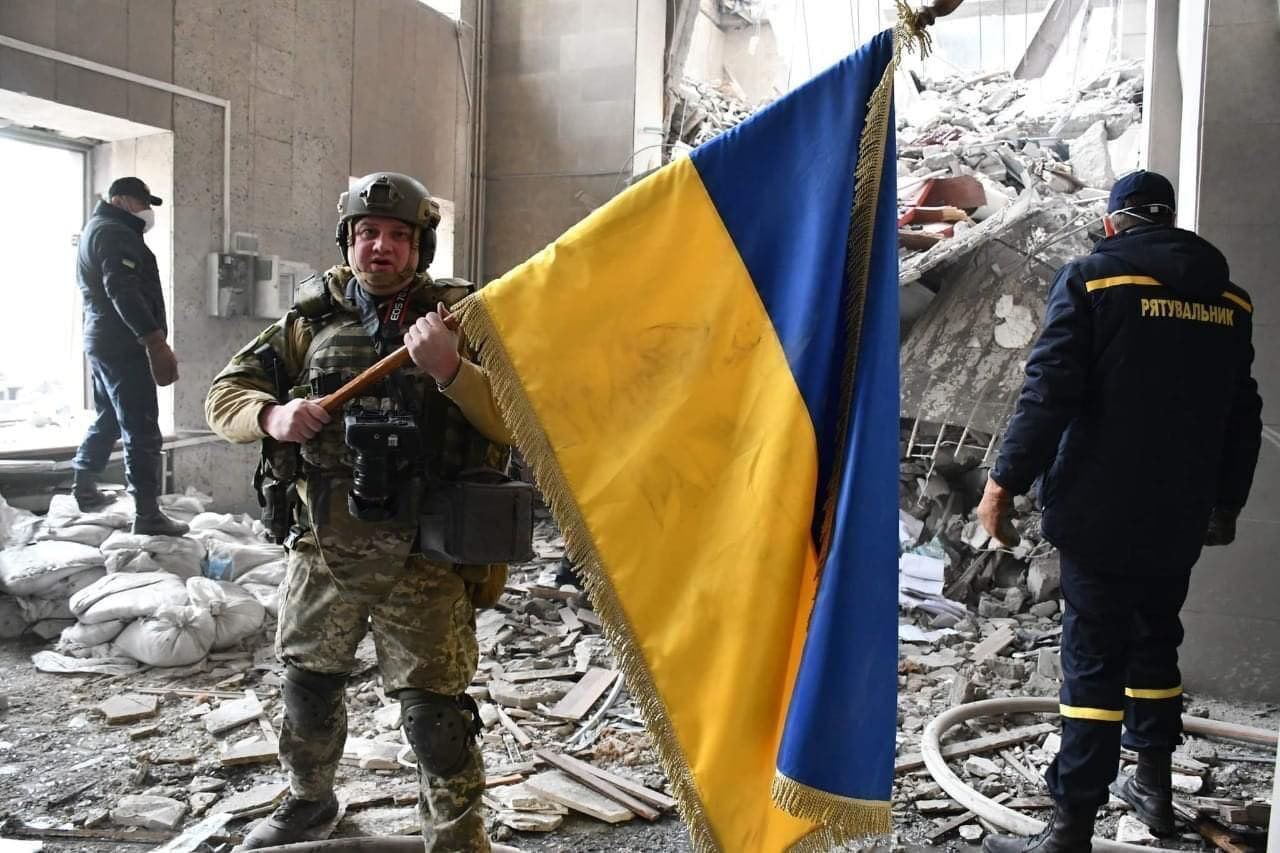 Уцелевший после ракетного удара украинский флаг
