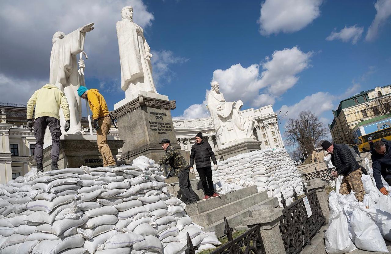 Волонтеры спасают памятники от возможных бомбежек