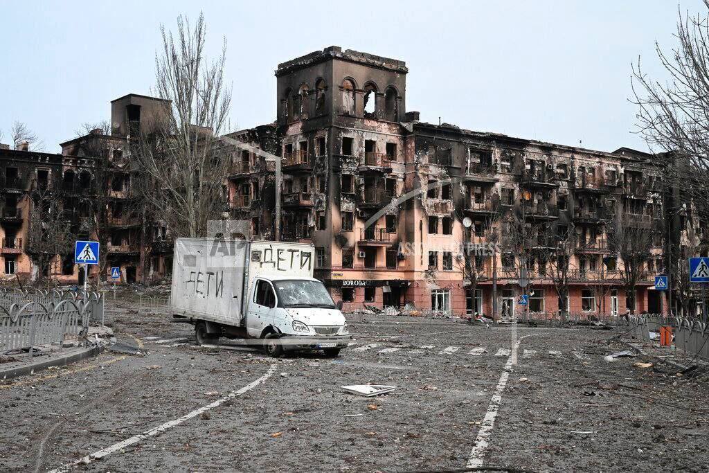 "Відбудуємо кожну вулицю!" У мережі показали фото Маріуполя до і після знищення міста Росією