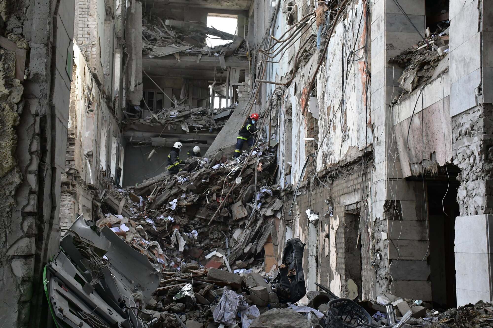 Роботи на місці обвалення будівлі Миколаївської ОДА.