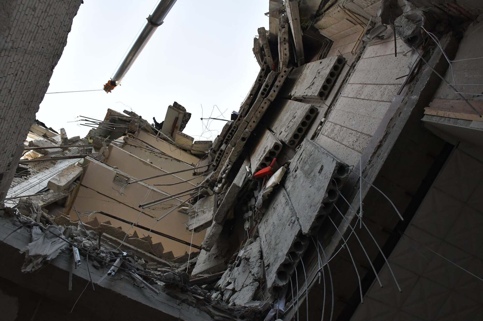 Роботи на місці обвалення будівлі Миколаївської ОДА.