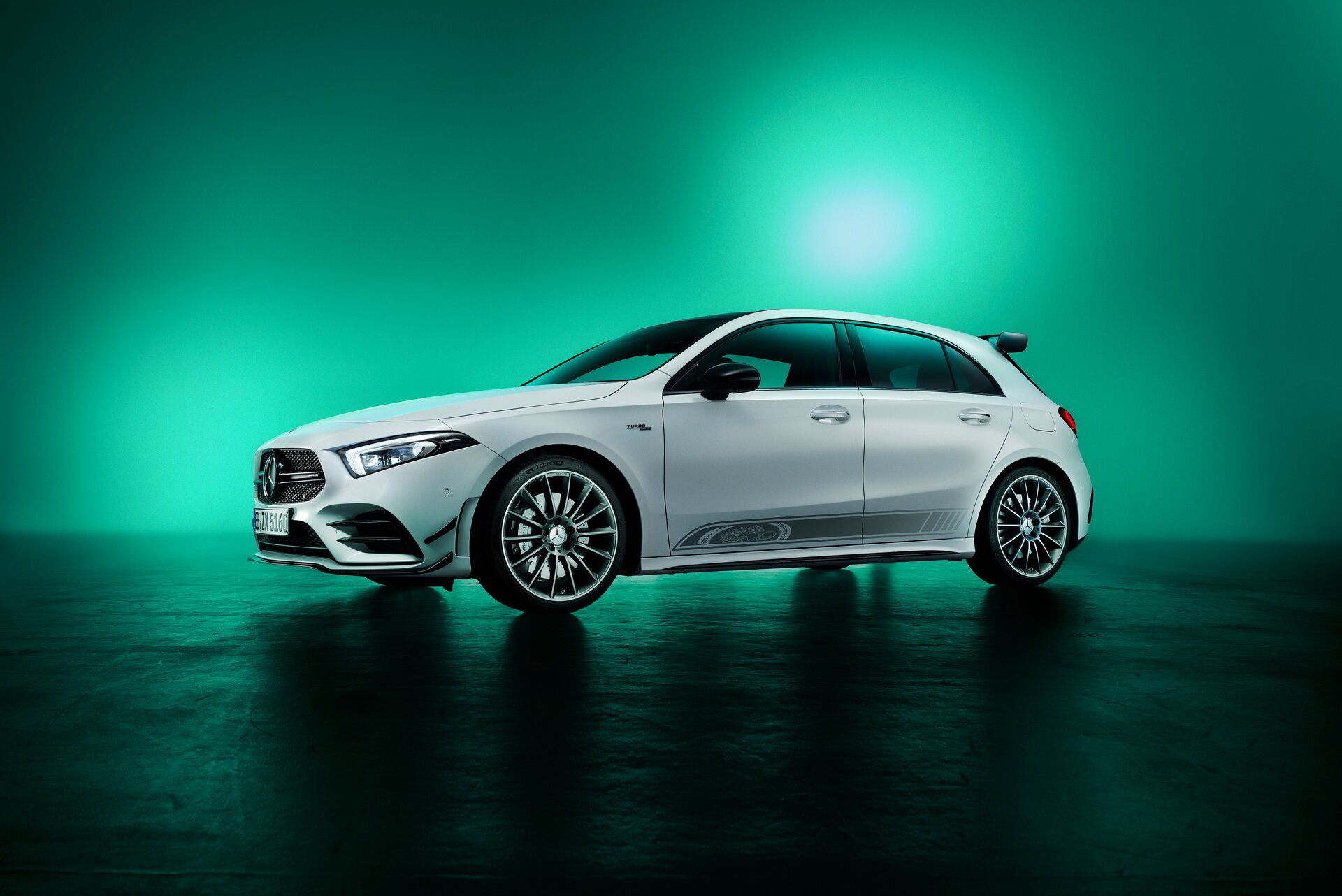 Mercedes-AMG A 35 Edition 55 получил собственный обвес и декор