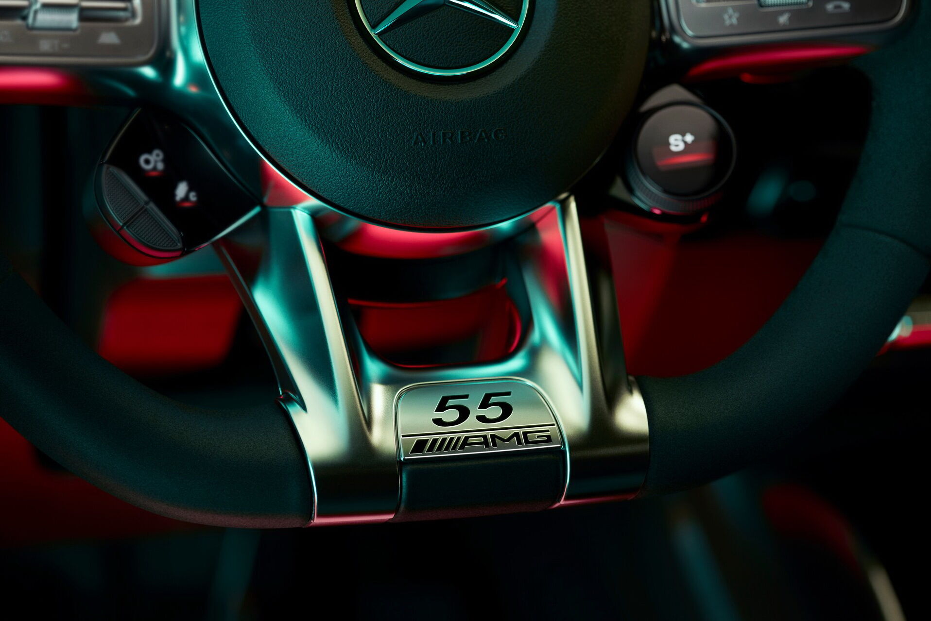 Оздоблене мікрофіброю кермо AMG Performance прикрашає емблема "Edition 55"