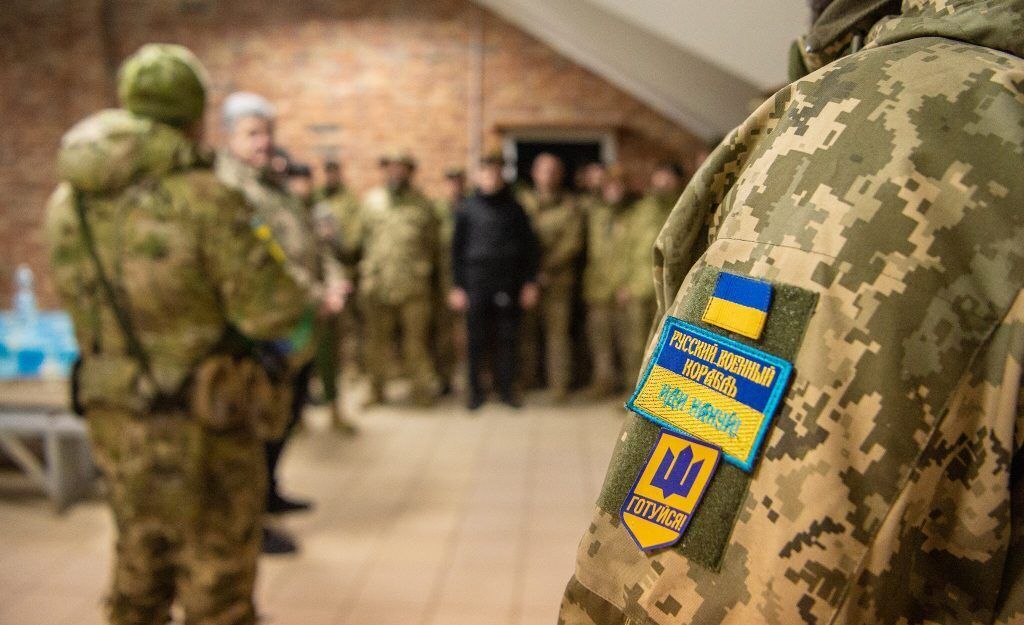 Порошенко привіз допомогу бійцям на південь України