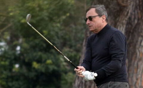 Маріо Драгі грає в гольф.