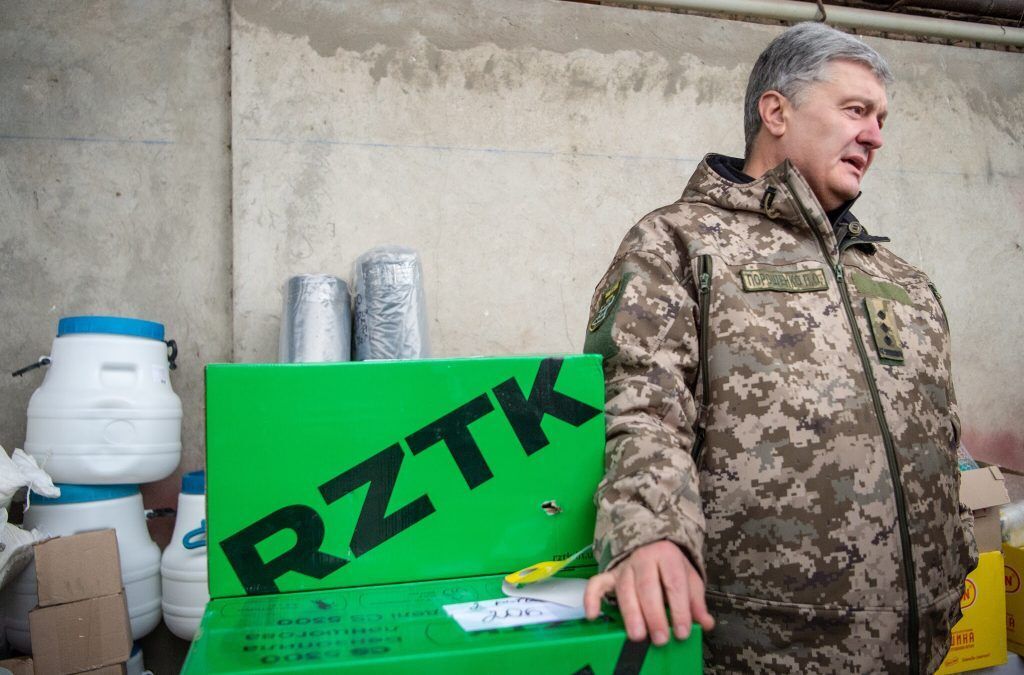 Порошенко привез помощь бойцам на юг Украины