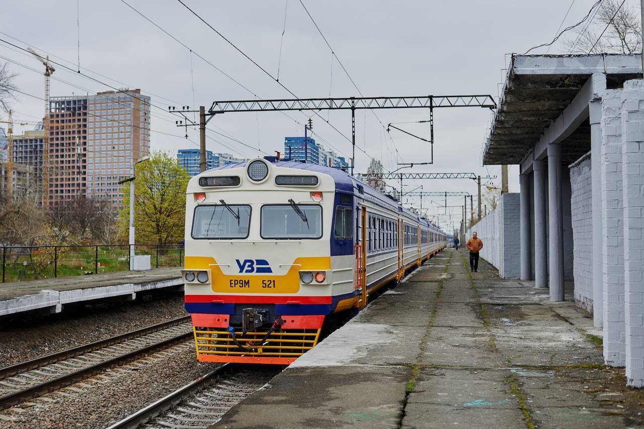 На маршрут вийшла модернізована електричка.