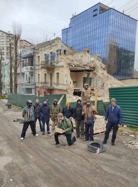 Активісти зупинили знесення будівлі.