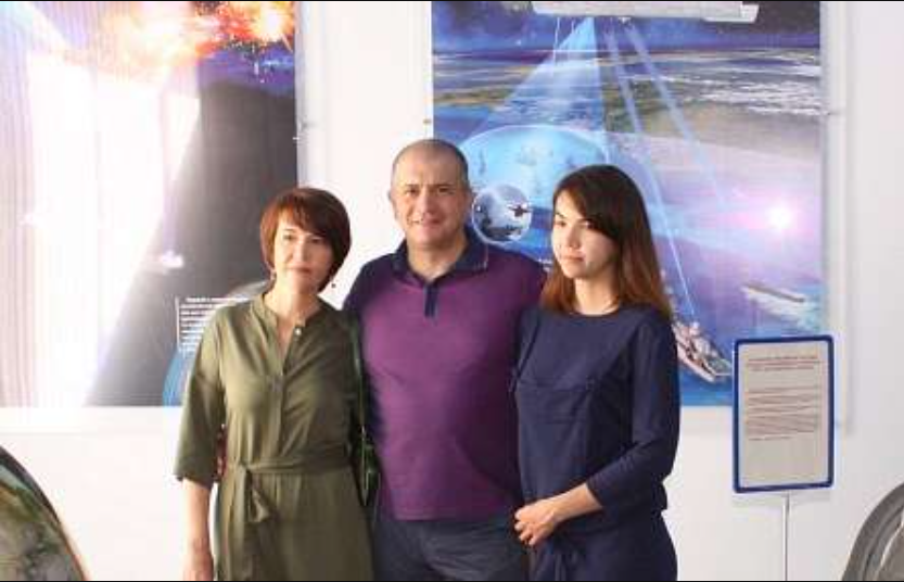 Военный преступник Кобылаш с женой (слева) и дочерью (справа)