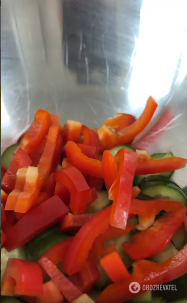 Нарезанные овощи для салата