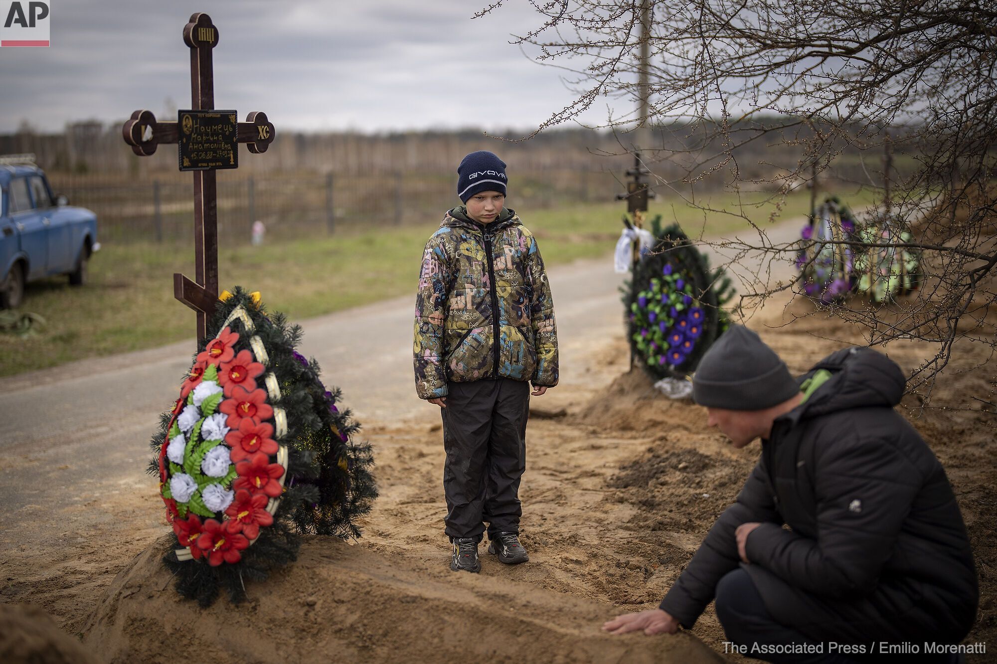 10-летний Вова у могилы мамы, погибшей из-за действий войск РФ в Буче