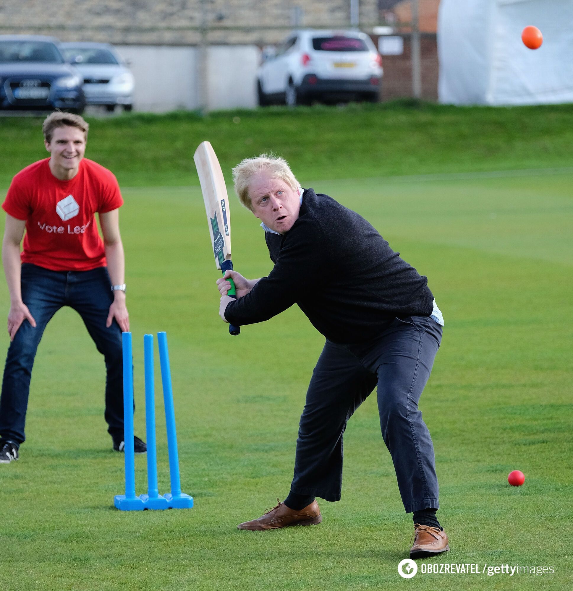 Борис Джонсон грає у крикет.
