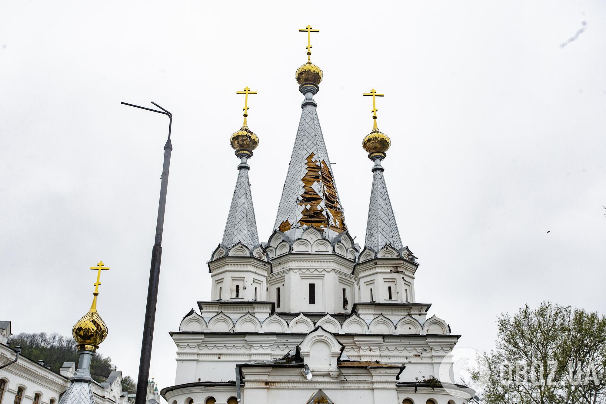 Наслідки обстрілу церкви у Святогірську