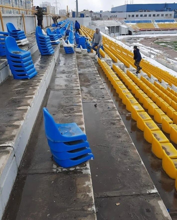 На Якутском стадионе демонтируют желто-синие кресла.