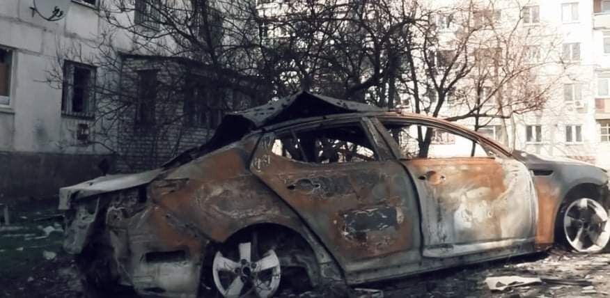 Сгоревшее из-за российского обстрела авто