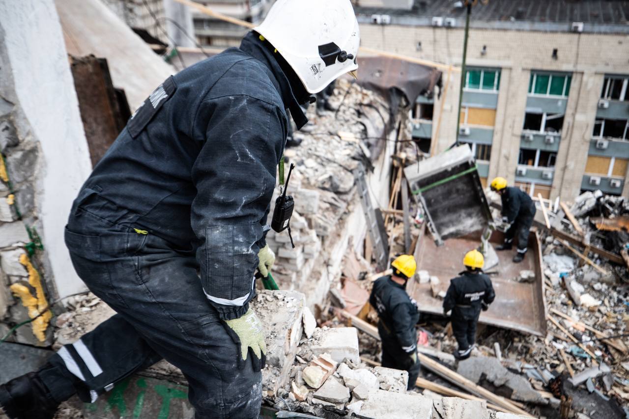 У КМДА показали, як рятувальники розбирають завали багатоповерхівки, обстріляної окупантами. Фото