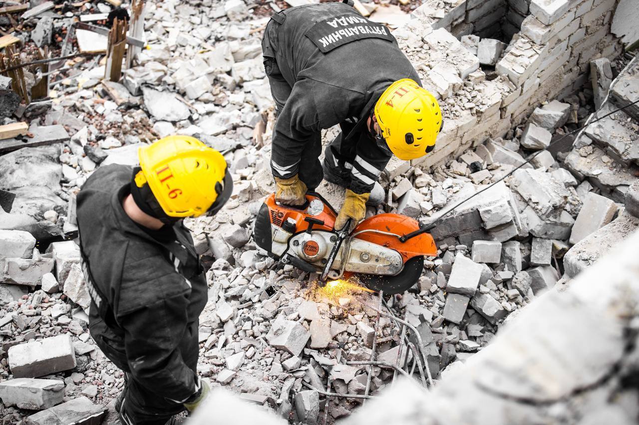 У КМДА показали, як рятувальники розбирають завали багатоповерхівки, обстріляної окупантами. Фото