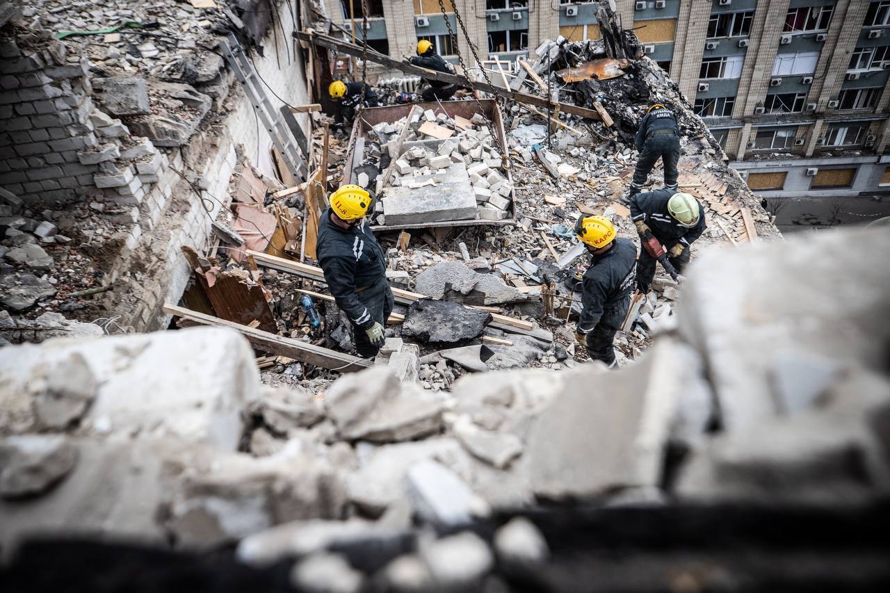 У КМДА показали, як рятувальники розбирають завали багатоповерхівки, обстріляної окупантами. Фото