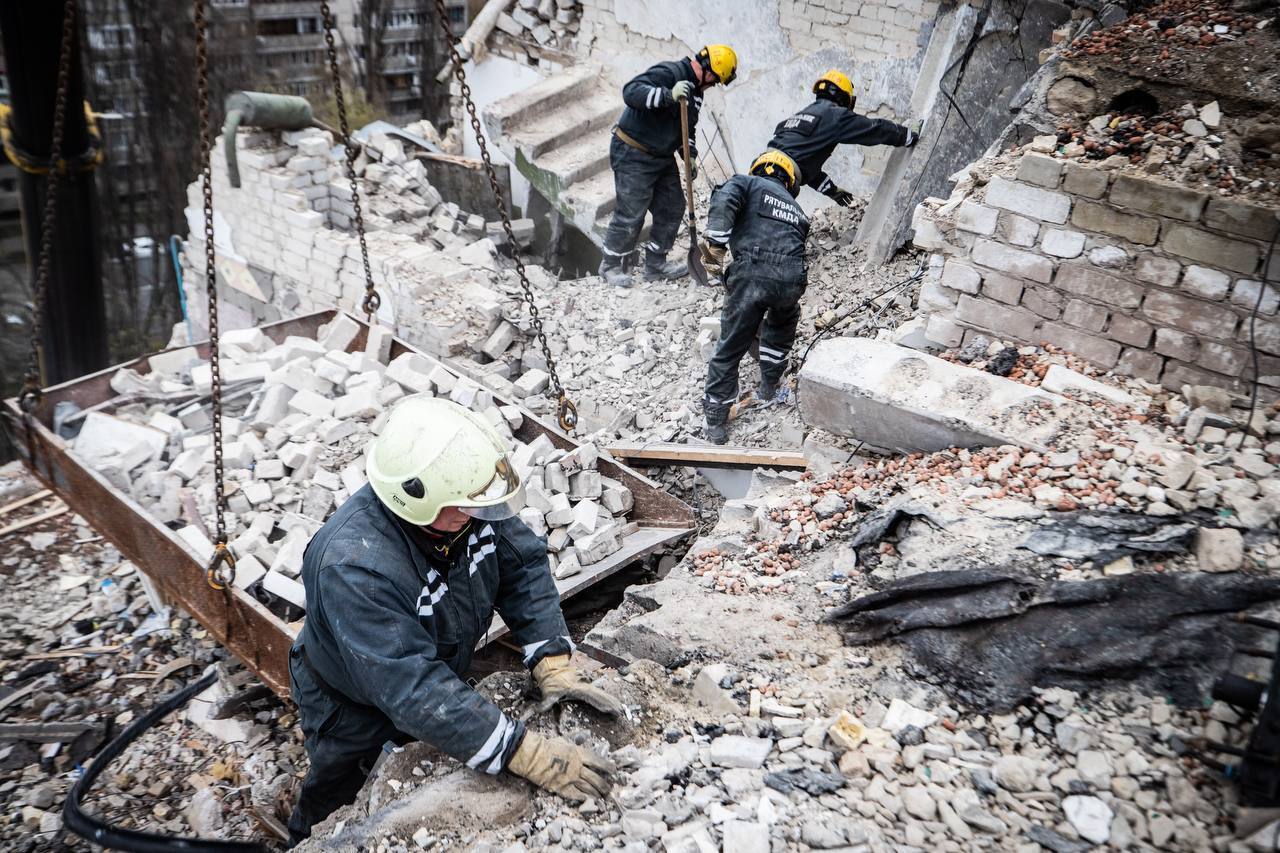 У КМДА показали, як рятувальники розбирають завали багатоповерхівки, обстріляної окупантами. Фото