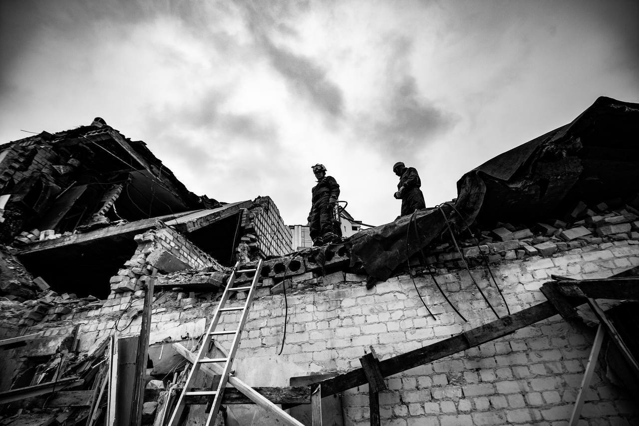 У КМДА показали, як рятувальники розбирають завали багатоповерхівки, обстріляної окупантами. Фото