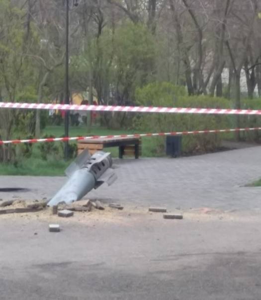 У Миколаєві частина ворожої ракети застрягла в асфальті у центрі міста. Фото