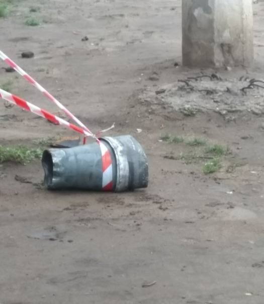В Николаеве часть вражеской ракеты застряла в асфальте в центре города. Фото